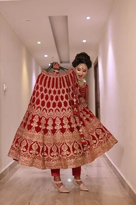 Often, the bride faces issues due to a lack of knowledge regarding how to pose while wearing a lehenga.