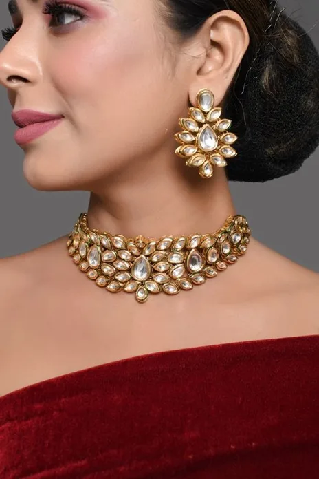 Go for varied sizes of uncut stones when wearing a choker.