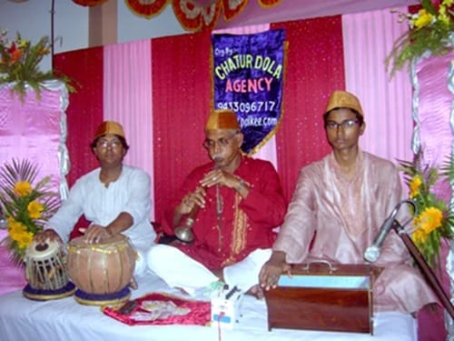 Make a stage for the Nahabat players.