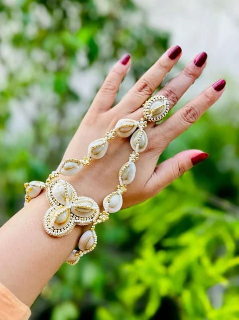 Seashell hathphools are lightweight, and you can wear them comfortably.
