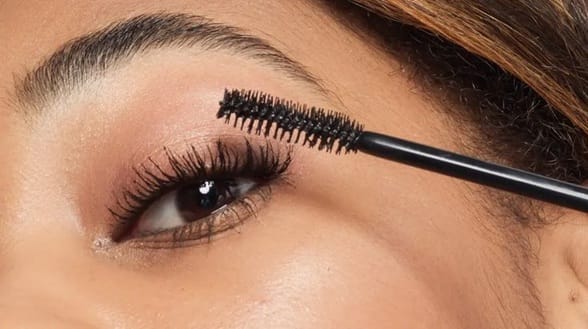 Use a single mascara line on both eyelids.